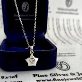 รหัส Gift_set122 สร้อยคอเงินแท้ พร้อมจี้เพชร Cz ประกอบด้วย สร้อยคอ : เงินแท้ 0.8 กรัม ยาว 16 นิ้ว และจี้เงินแท้ 1.3 g.